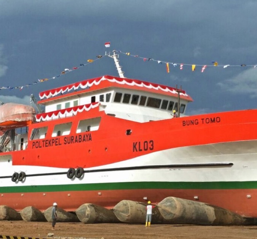 Kapal kargo mengarungi lautan